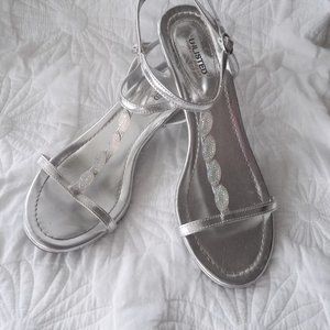 Elegant Silver Kenneth Cole Unlisted Sandals 8 1/2